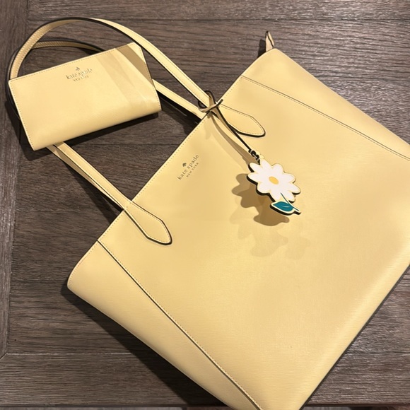 kate spade Handbags - Kate Spade New York
DANA TOTE